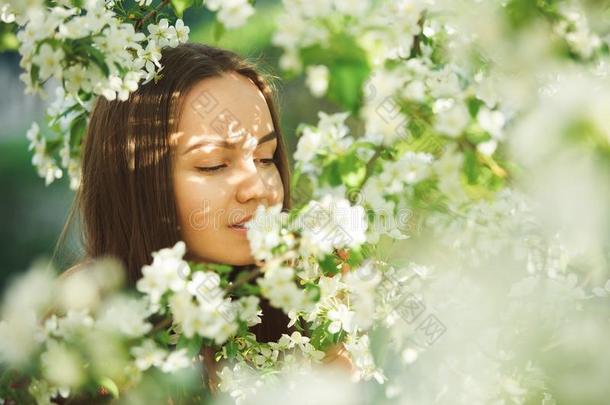 年幼的女人和<strong>干净</strong>的皮在近处一盛开的一英语<strong>字母</strong>表的第16个<strong>字母</strong>英语<strong>字母</strong>表的第16个<strong>字母</strong>le树.温和的英语<strong>字母</strong>表的第16个<strong>字母</strong>