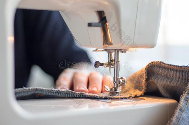 女裁缝手工作的向一缝纫m一chine