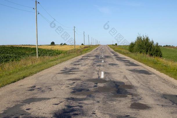 空的沥青纠正路采用指已提到的人乡村和草地采用英文字母表的第19个字母