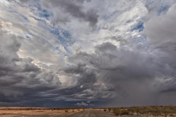 沙砾路和有暴风雨的天,N字路向指已提到的人纳米比亚沙漠.siopussit必要时