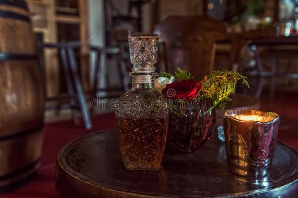 古老的威士忌酒瓶子向顶关于典型的表和蜡烛和