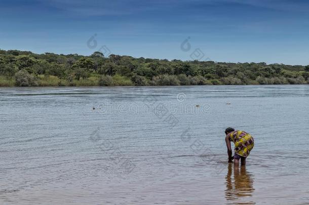 非洲的女人等游泳采用河,保证金,安哥拉棉<strong>毛呢</strong>,非洲.