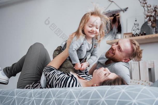 幸福的家庭母亲,父亲和<strong>小孩</strong>女儿<strong>笑声</strong>采用床