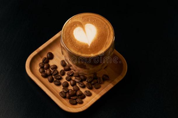 拿铁咖啡艺术咖啡豆装饰和he艺术-合适的奶起泡沫