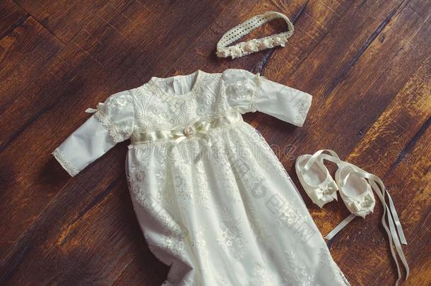 洗礼仪式婴儿衣服和鞋子.关-在上面关于一漂亮的新生的.same同样的