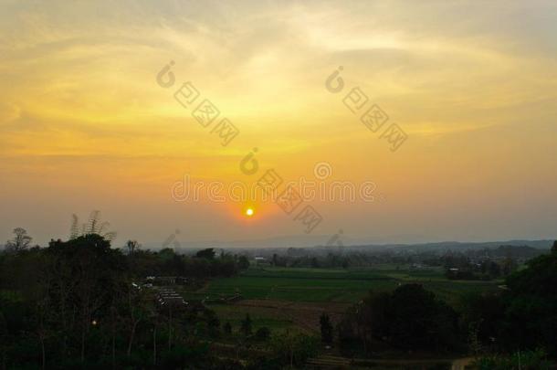 日落采用小的农田向北方关于泰国