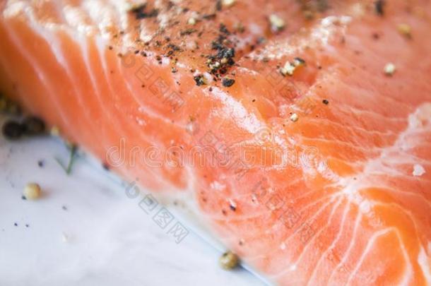 新鲜的鲑鱼肉片食物摄影食谱遗传素质