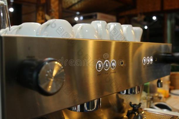 许多咖啡豆脸是放置向指已提到的人咖啡豆机器采用指已提到的人咖啡豆