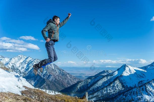 旅行者远足者采用指已提到的人高的跳采用指已提到的人背景关于下雪的登上