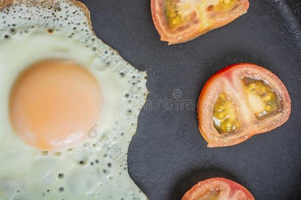 喝醉了的鸡蛋和番茄采用一c一st-铁器fry采用gp一n向一木制的t一