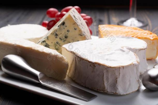 法国的干酪盘子采用分类,<strong>蓝</strong>色奶酪,法国布里<strong>白</strong>乳酪,芒斯特,