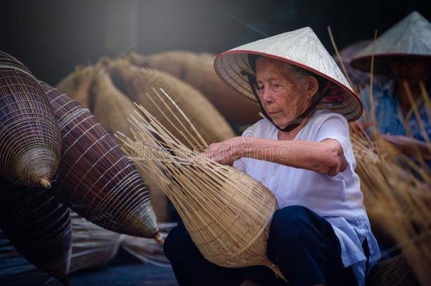 越南人渔夫是做篮筐类为捕鱼设备在