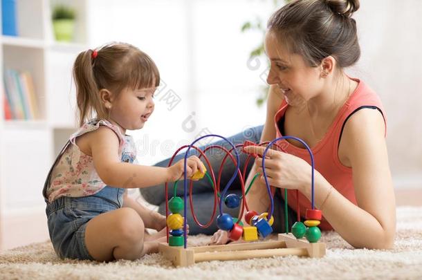 小孩女孩演奏和教育的玩具采用婴儿室在家.幸福的=moment