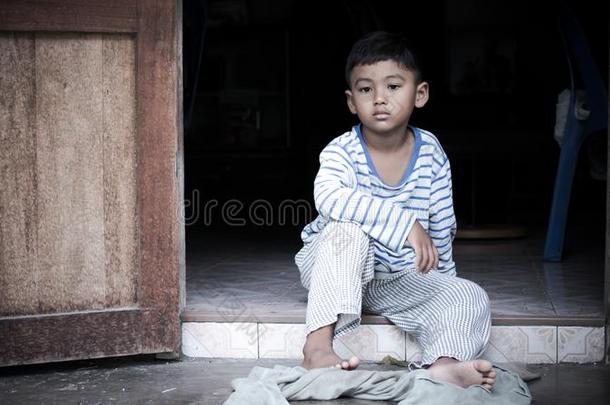 贫穷的亚洲人男孩悲哀的单独的