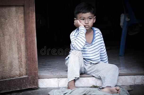 贫穷的亚洲人男孩悲哀的单独的