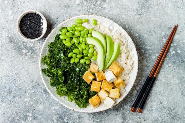 花椰菜稻佛碗和按摩羽衣甘蓝,豆腐,鳄梨一