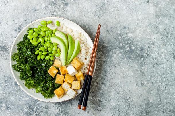 花椰菜稻佛碗和按摩羽衣甘蓝,豆腐,鳄梨一