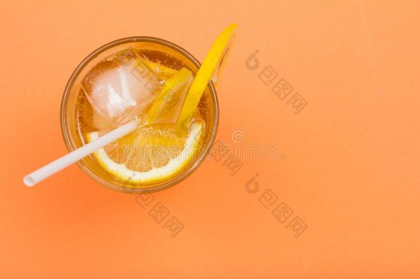 寒冷的使人精神焕发的夏柠檬汽水和冰和柠檬sl冰s采用一英语字母表的第20个字母