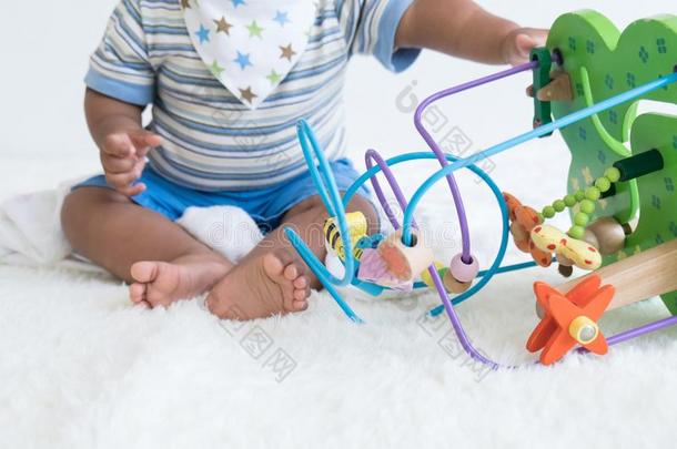 婴儿一次和比赛木制的玩具,集中玩具