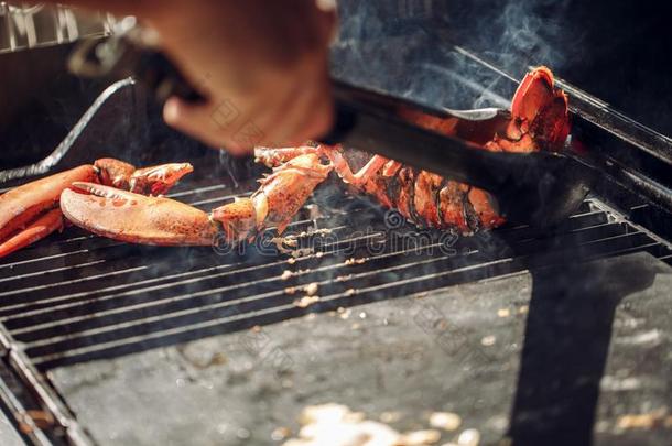 <strong>龙虾</strong>烤的烘烤过的海产食品采用barbecue吃烤烧肉的野餐火焰.