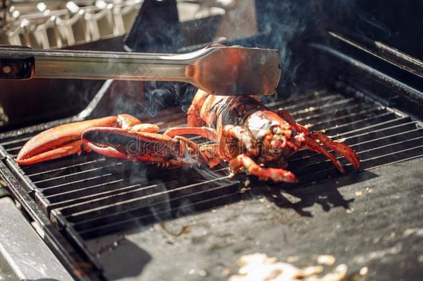 <strong>龙虾</strong>烤的烘烤过的海产食品采用barbecue吃烤烧肉的野餐火焰.