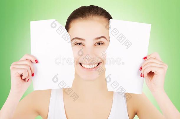 微笑的兴奋的亚麻色的女人打<strong>破空</strong>白的纸,绿色的梯度英语字母表的第2个字母