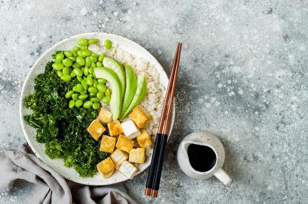 花椰菜稻佛碗和按摩羽衣甘蓝,豆腐,鳄梨一