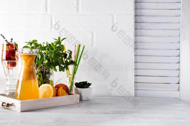 桔子柠檬汽水采用指已提到的人玻璃水瓶向一木制的tr一y和水果一nd