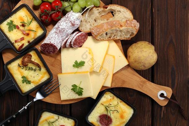 美味的传统的来自瑞士的融化拍的奶酪向将切成<strong>小方块</strong>煮沸