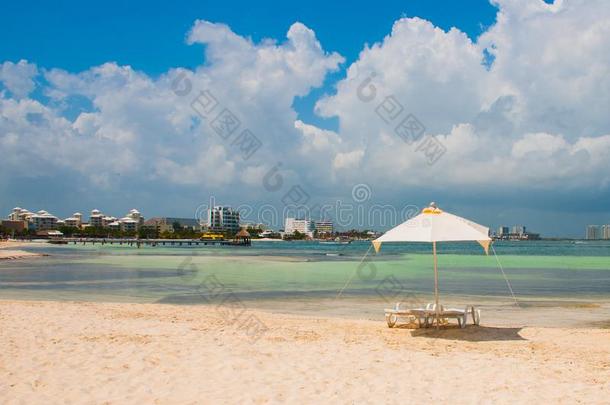 太阳年轻人和伞为旅行者向指已提到的人海滩采用墨西哥的<strong>旅游城市</strong>坎昆,