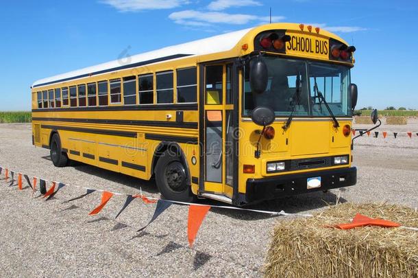 停泊的学校公共汽车情不自禁的学生安全地向一田旅游