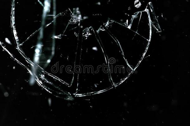破碎的和破碎的玻璃一件隔离的向黑的
