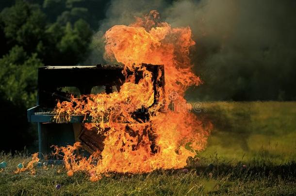 钢琴采用火焰.burn采用g钢琴.音乐向火.