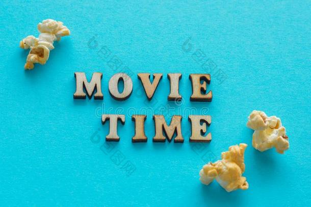 文本`电影时间`和爆米花向蓝色背景.