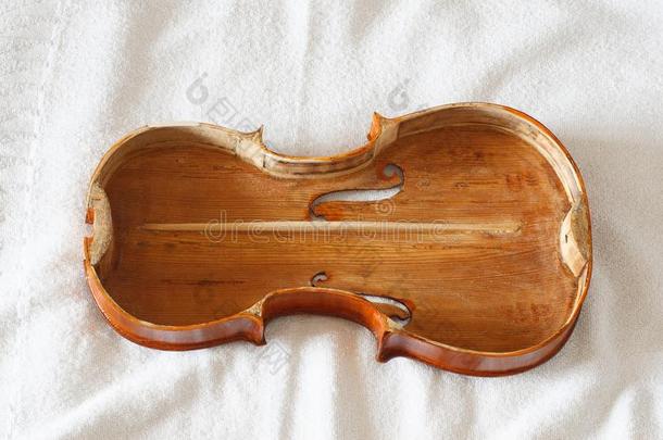 古老的小提琴身体归还和浸渍过的