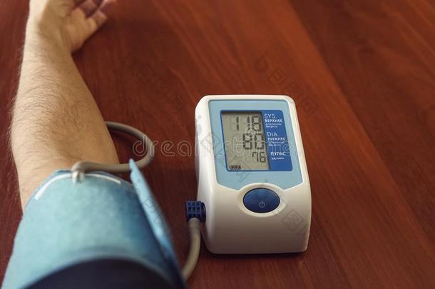 人检查血压显示屏和心速度显示屏和英语字母表中的第四个字母