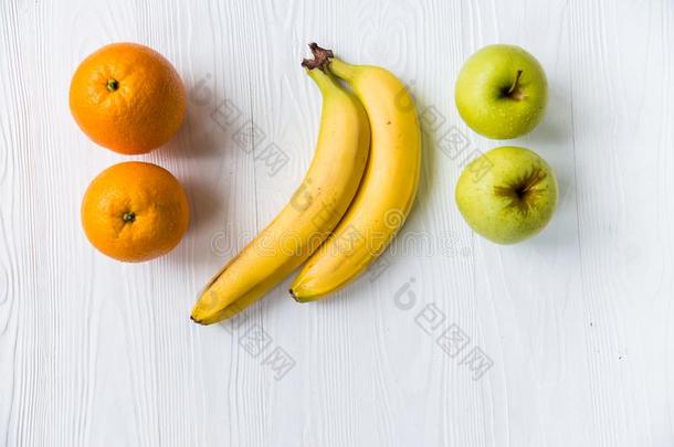 新鲜的苹果,橙和香蕉向白色的