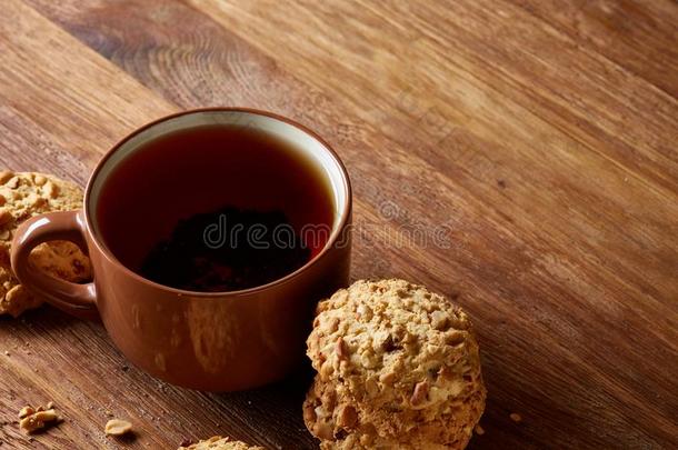 瓷杯子关于茶水和甜的甜<strong>饼干</strong>向木制的背景,顶