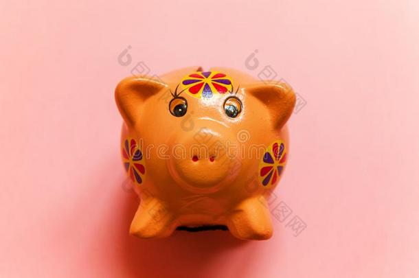 粉红色的小猪银行隔离的向粉红色的背景