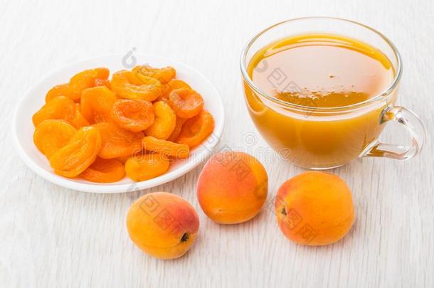 干燥的杏采用茶杯托,新鲜的杏,杯子关于杏果汁