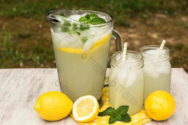 使人精神焕发的柠檬汽水在外面采用夏季