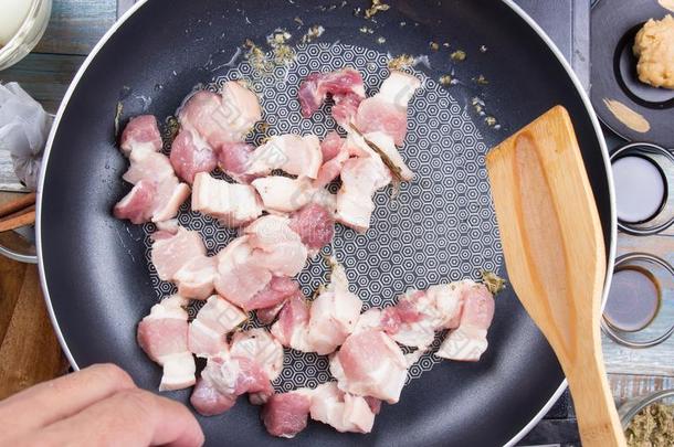 厨师<strong>炒菜</strong>有斑点的猪肉采用平底锅