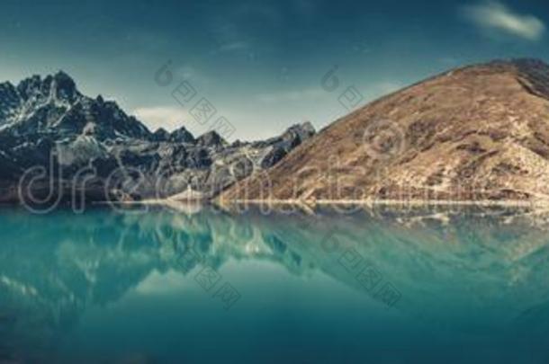 全景的看法.戈奇湖.喜马拉雅山脉.
