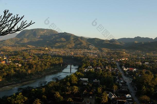 light-amplifyingopticalswitc光放大光开关:山Slovenia斯洛文尼亚看法向偷哈姆河在人名旗帜