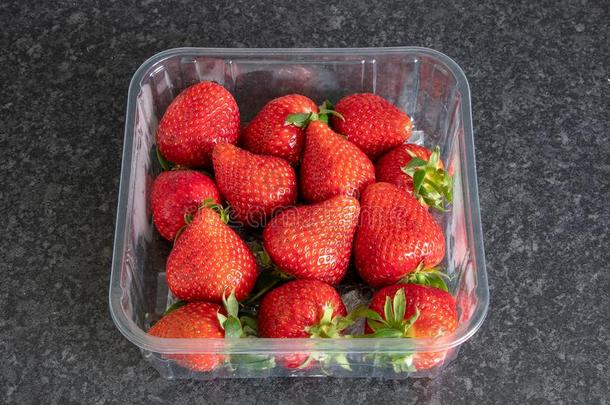 薄<strong>木片</strong>制扁篮关于新鲜的准备好的向吃草莓