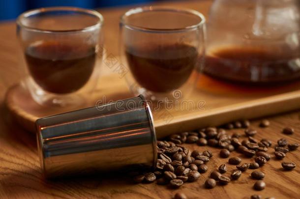 咖啡豆豆,金属杯子和玻璃杯子关于c关于fee喝