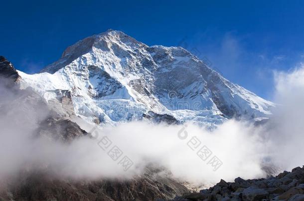 登上马卡卢峰和云,尼泊尔喜马拉雅山脉