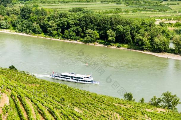 太夸张了小船向多瑙河河,奥地利.