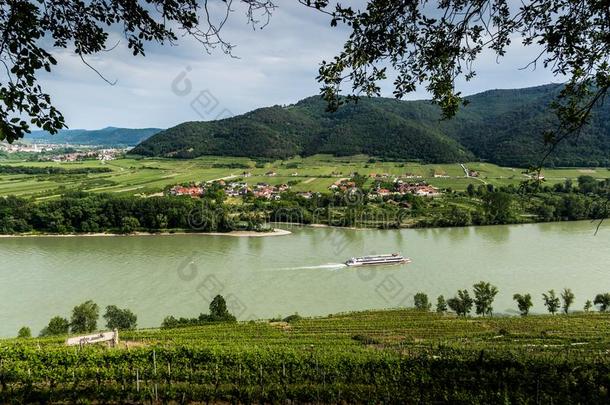 太夸张了小船向多瑙河河,奥地利.