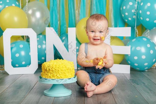 高加索人婴儿男孩庆祝他的第一生日.蛋糕打碎
